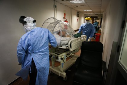 Enfermeros del área del Centro de Tratamientos intensivos (CTI) del hospital privado Casmu atienden a pacientes covid-19, en Montevideo (Uruguay). EFE/Raúl Martínez/Archivo
