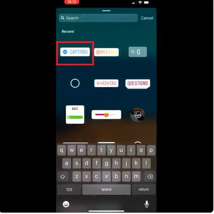 Hay que elegir el sticker "captions" para activar la transcripción automática en las historias (Crédito: @MattNavarra)
