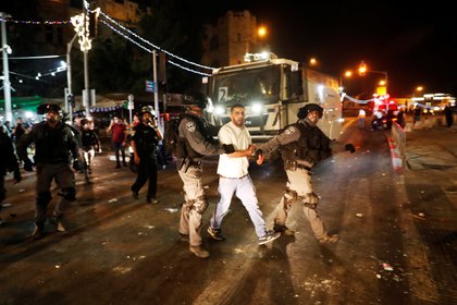 En los últimos se registraron nuevos enfrentamientos entre palestinos e israelíes en Jerusalén (EFE/EPA/ATEF SAFADI)
