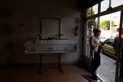 Santa Ceballos, la directora de Vigilancia Epidemiológica puntualizó que las muertes registradas son aquellas que contaban con una prueba positiva previa al virus SARS-CoV-2.  (Foto: Reuters/ Carlos Jasso)