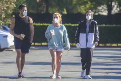 Britney Spears con su novio Sam Asghari y uno de sus hijos en Los Ángeles (The Grosby Group)