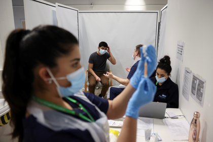 Más de 35 millones de personas recibieron la primera dosis de la vacuna contra el coronavirus en el Reino Unido (REUTERS/Henry Nicholls)