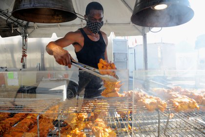 Una persona cocina pollo frito en los Estados Unidos. REUTERS/Rory Doyle