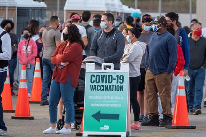 La gente hace fila para recibir la vacuna contra la covid-19 en el sitio de vacunación de FEMA en Miami-Dade, el 5 de abril de 2021. EFE/EPA/CRISTOBAL HERRERA-ULASHKEVICH/Archivo
