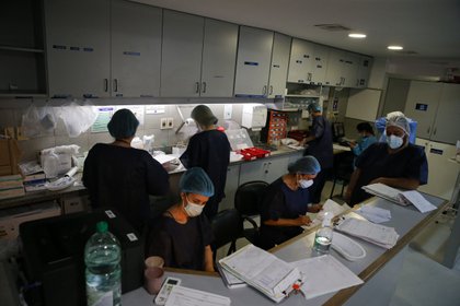 Enfermeros del área del Centro de Tratamientos intensivos (CTI) del hospital privado Casmu atienden a pacientes covid-19, el 14 de abril de 2021 en Montevideo (Uruguay). EFE/ Raúl Martínez/Archivo
