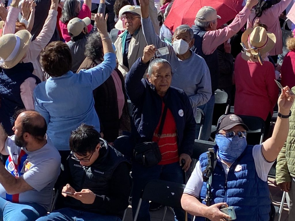 “chihuahua Convoca El Ine No Se Toca” Ciudadanos Levantan Su Credencial De Elector En Protesta 0486