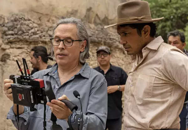 Rodrigo Prieto y Tenoch Huerta en la filmación de Pedro Páramo. 