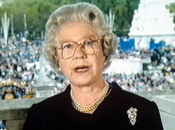 QUEEN ELIZABETH II MAKING TELEVISED SPEECH ABOUT THE DEATH OF PRINCESS DIANA THE DAY BEFORE THE FUNERAL, BUCKINGHAM PALACE, LONDON, BRITAIN - 1997