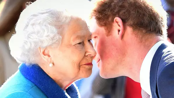 El príncipe Harry y la difunda reina Isabel II