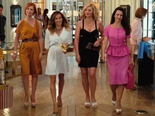 Kim Cattrall, Kristin Davis, Cynthia Nixon y Sarah Jessica sobre un par de camellos.