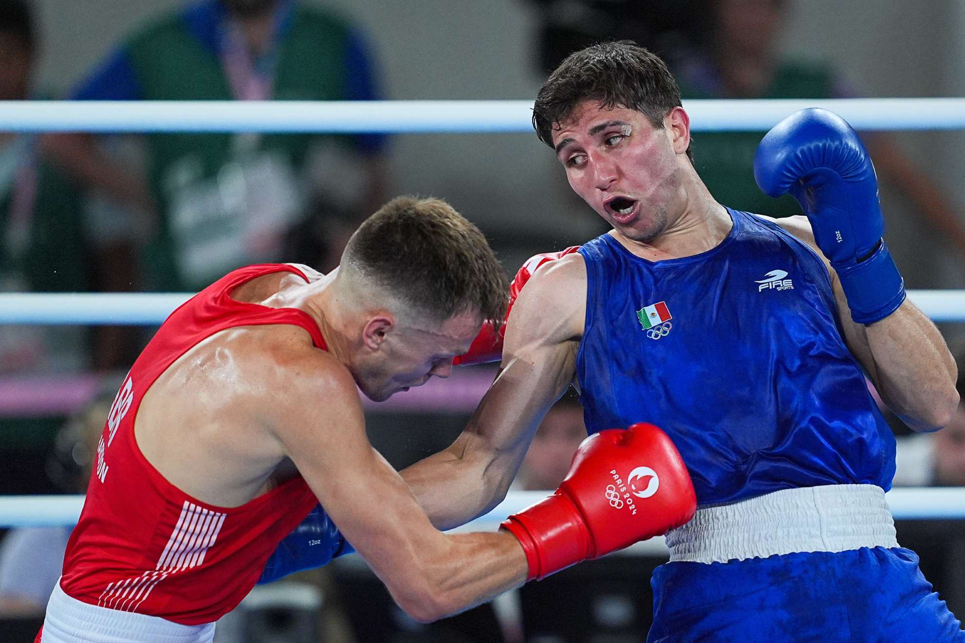 Marco Verde (azul) logró victoria histórica para el boxeo mexicano