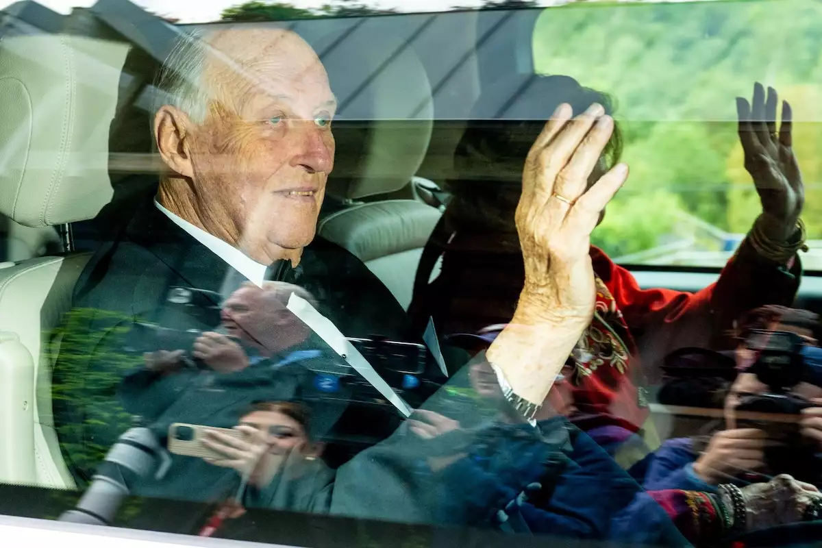 El rey Harald de Noruega llega a la boda de su hija la princesa Martha Luisa con el chamán Durek