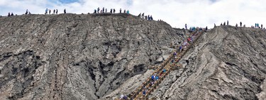 El ritual indonesio que consiste en asomarse a un volcán activo y lanzarle vacas para que se las trague