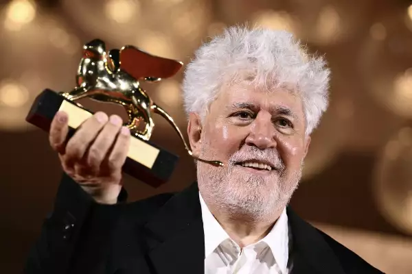 Pedro Almodóvar gana el León de Oro en Venecia por La habitación de al lado