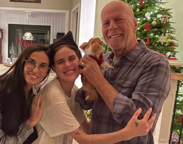 Bruce Willis se rodea de amor en una cena navideño con toda su familia compuesta