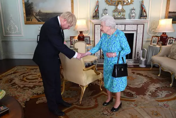 Boris Johnson el día que aceptó ser primer ministro de Reino Unido ante la reina Isabel II