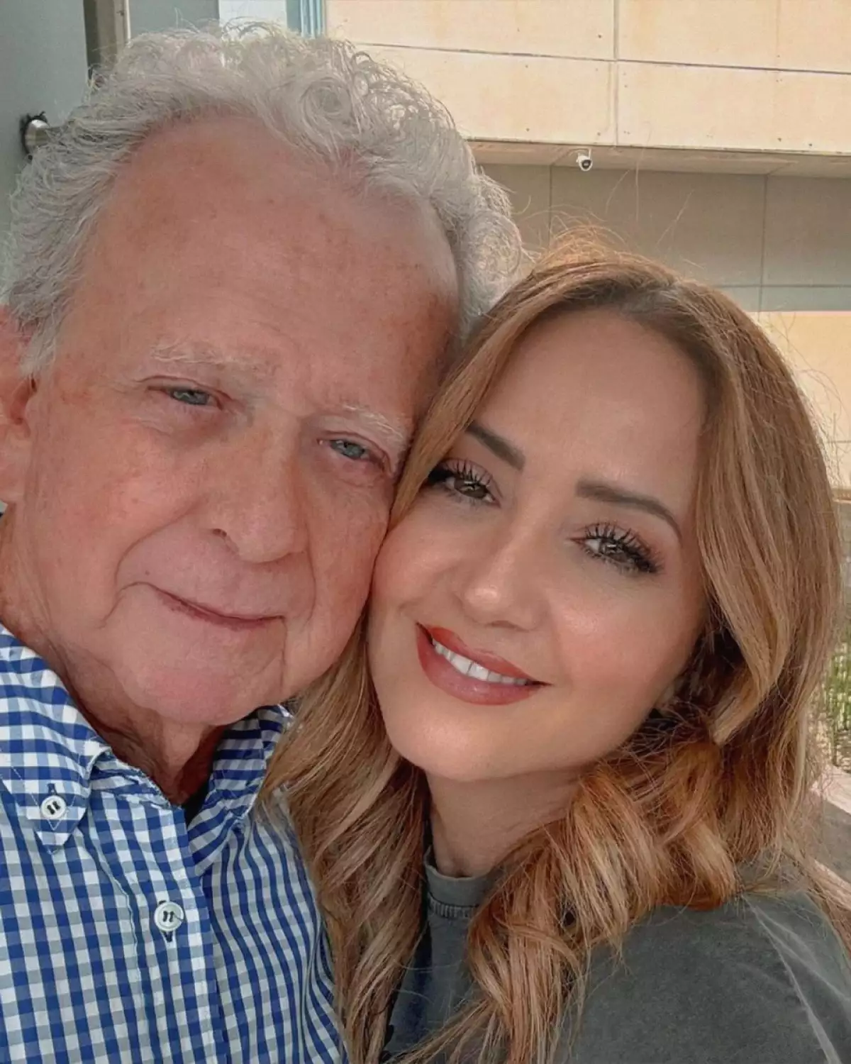 La conductora de televisión Andrea Legarreta y su papá Juan Legarreta