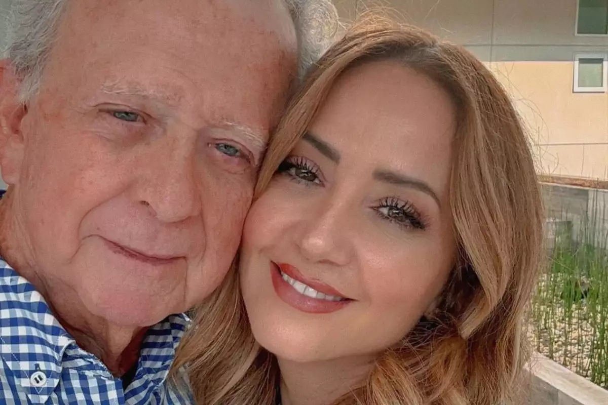 La conductora de televisión Andrea Legarreta y su papá Juan Legarreta