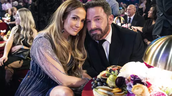 Ben Affleck y Jennifer Lopez protagonizaron un divertido y desconcertante momento en los Grammy 2023