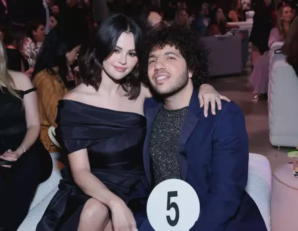 Selena Gómez y Benny Blanco en el evento de Rare Impact Fund