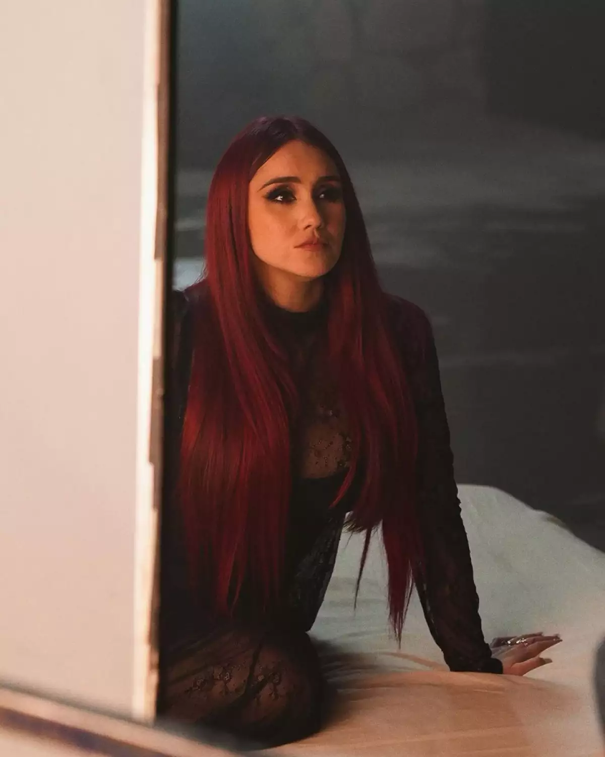 Dulce María en el set del video musical de la canción Ojalá