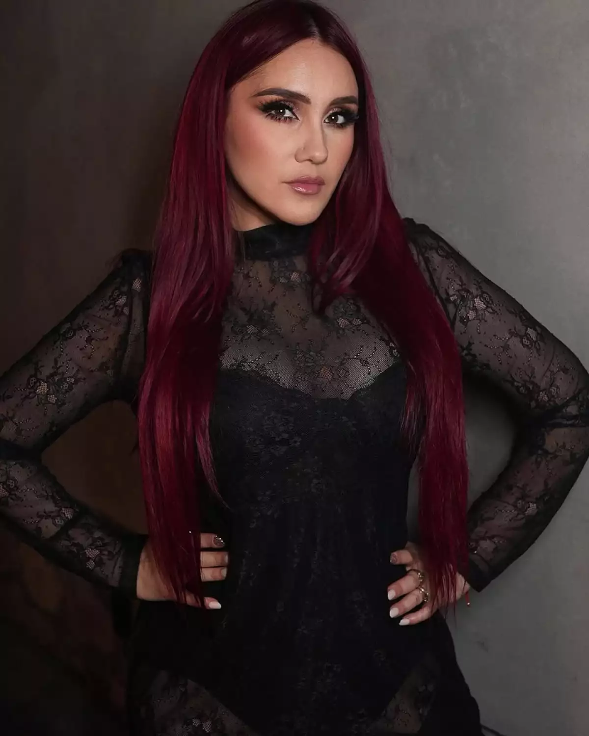 Dulce María en el set del video musical de la canción Ojalá