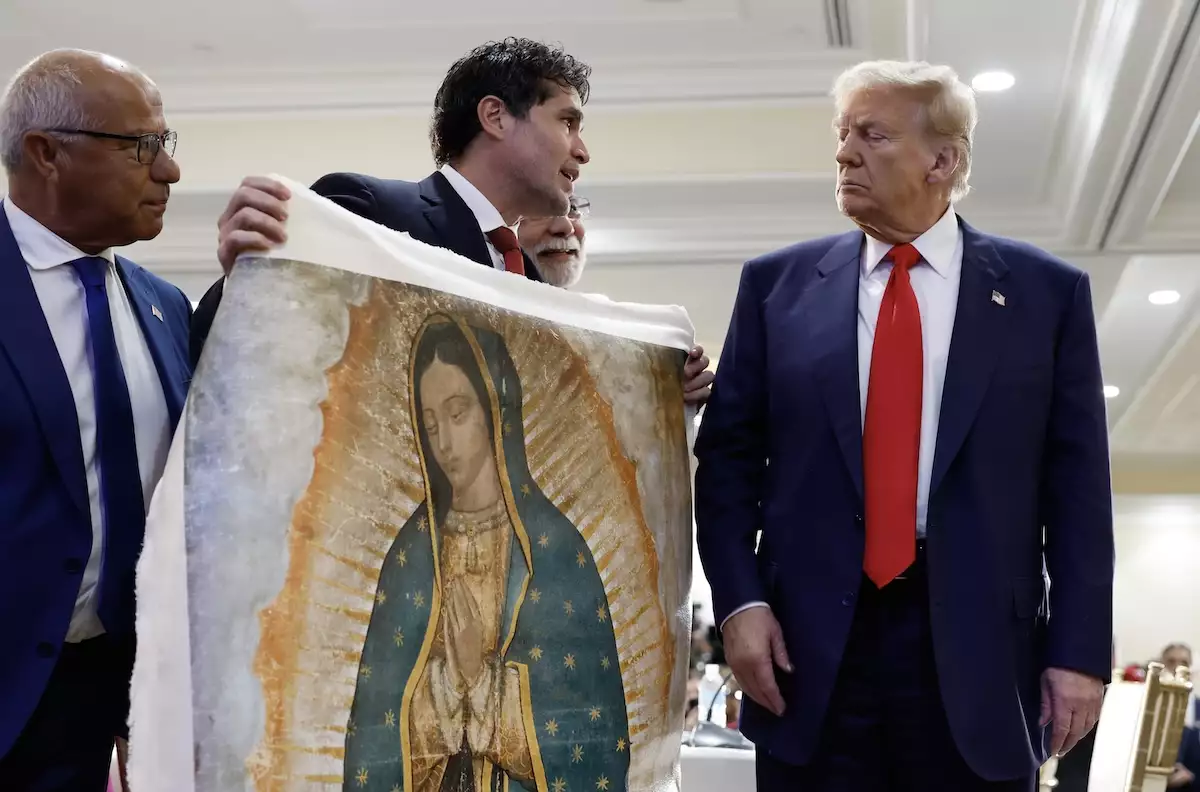 Eduardo Verástegui regala una imagen de la Virgen de Guadalupe a Donald Trump