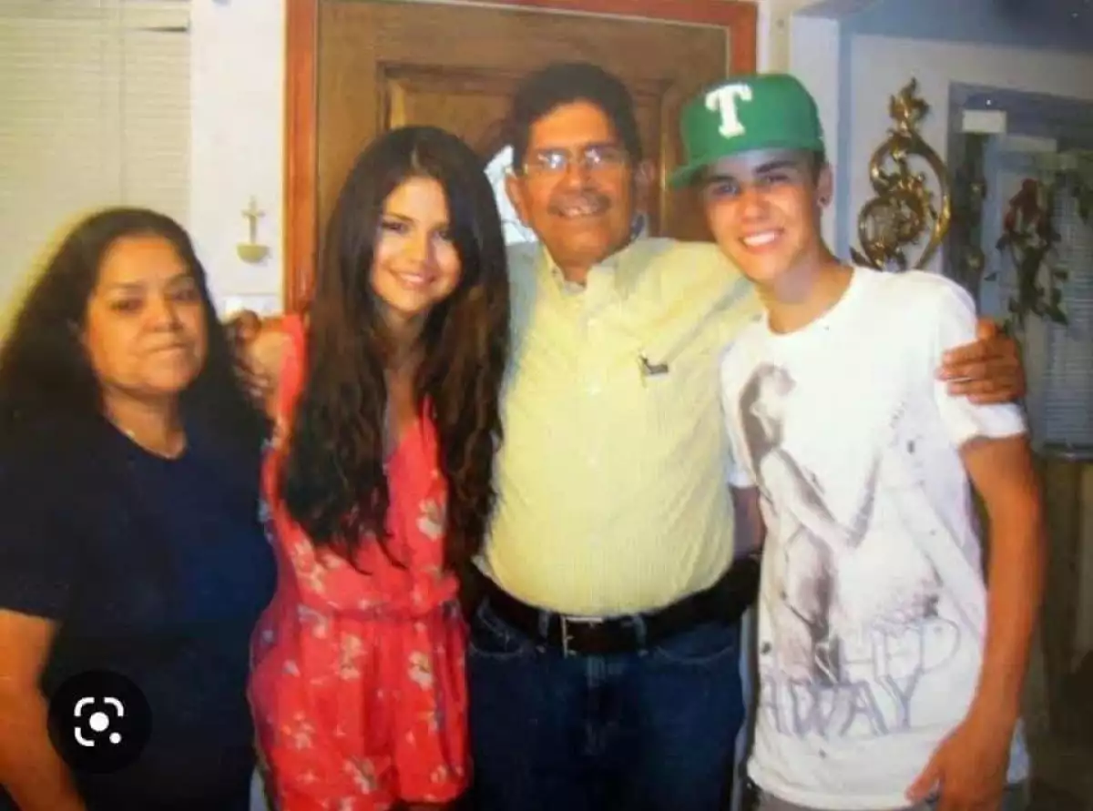 selena-gomez-con-su-familia.jpeg