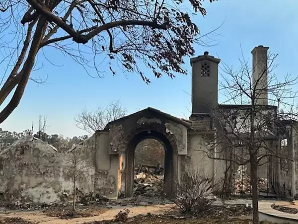 Casa de la infancia de Zoey Deschanel en ruinas tras incendios en Palisades