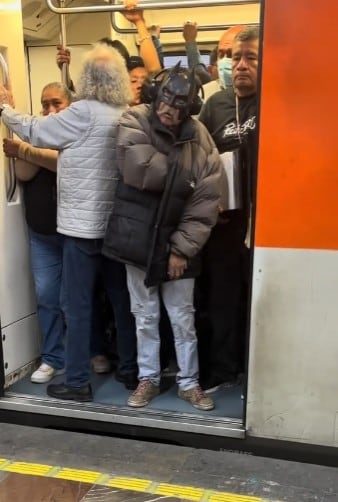 Batman cuida del Metro CDMX y en TikTok está el video