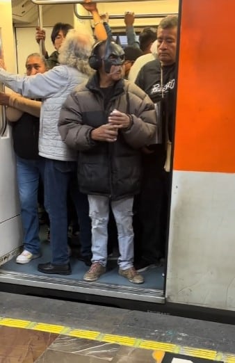 Batman cuida del Metro CDMX y en TikTok está el video