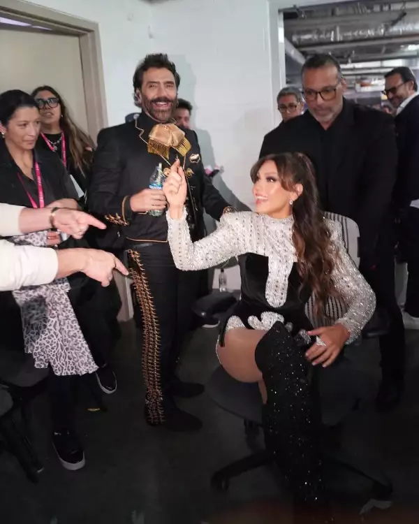 Thalia muestra los moretones que se hizo en Premio Lo Nuestro