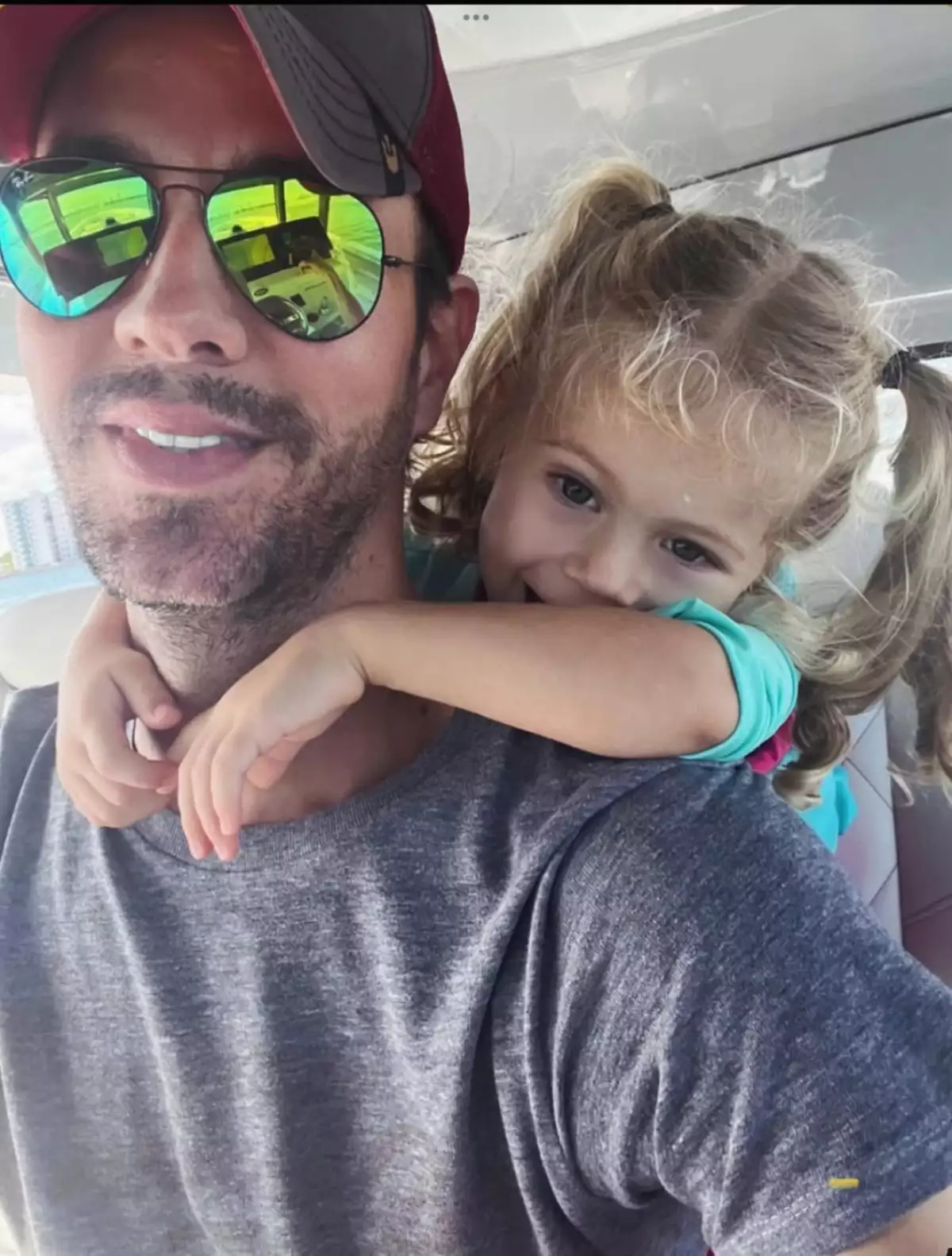 enrique-iglesias-con-sus-hijas.jpg