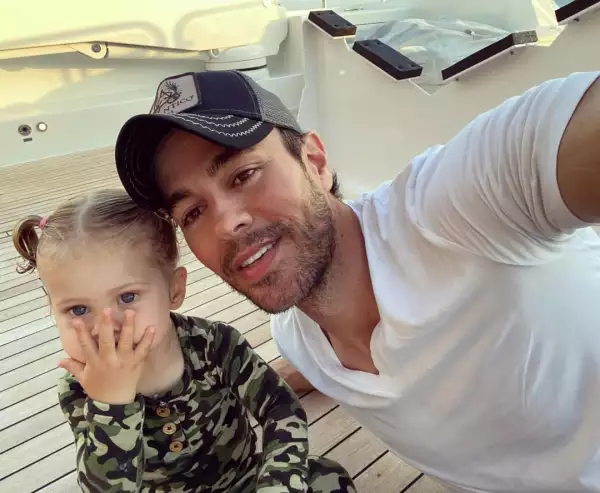 enrique-iglesias-con-su-hija-mary.jpg