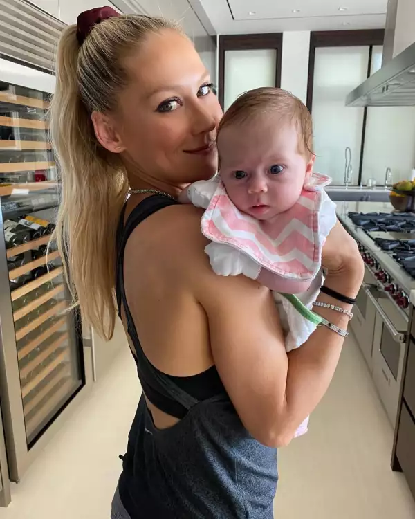 anna-kournikova-con-su-hija.jpg