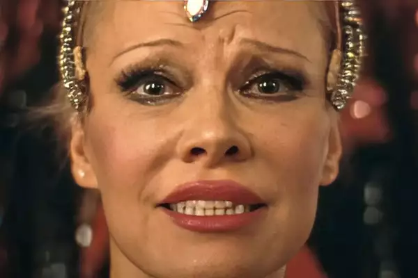 Pamela Anderson en la película The Last Showgirl dirigida por Gia Coppola