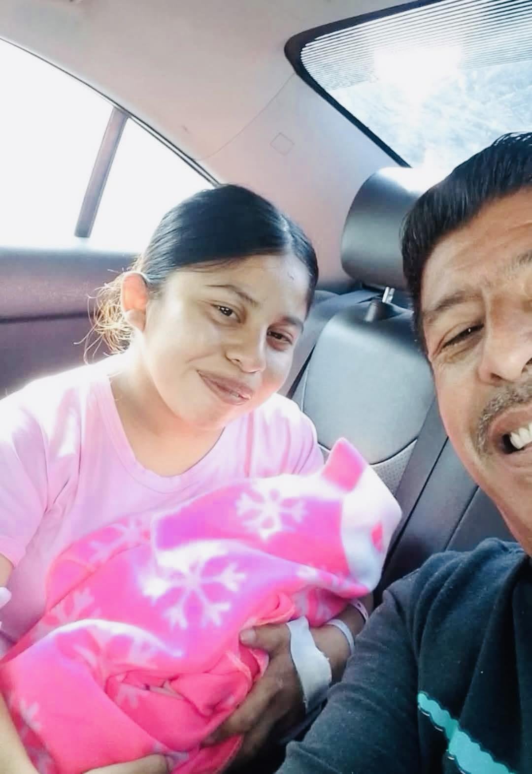 Lupita TikTok con Ricardo Medellín y su bebé Karely.