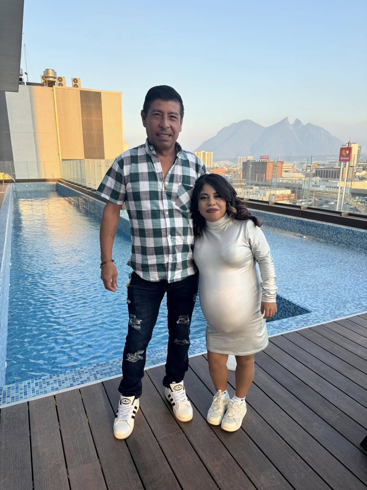 Lupita TikTok con su pareja Ricardo Medellín.