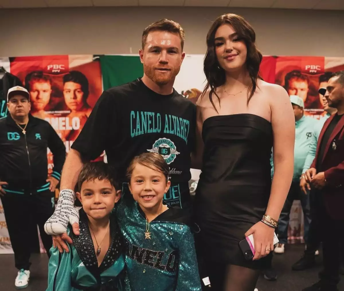 Saúl Canelo Álvarez y sus hijos Emily, Saúl Adiel y María Fernanda