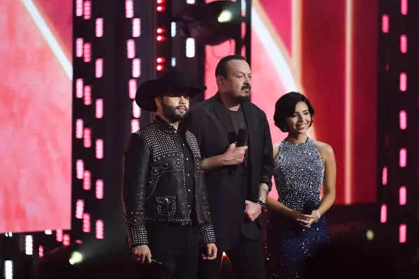 Pepe Aguilar con sus hijos Leonardo y Ángela Aguilar