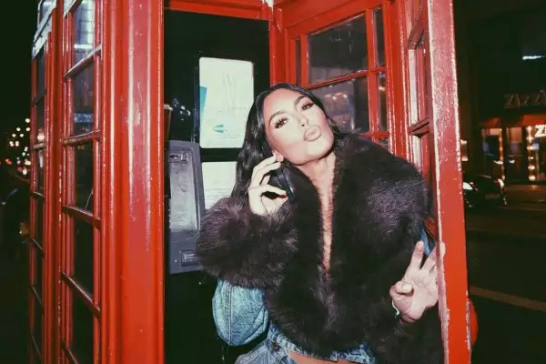 Kim Kardashian frente a un phone booth