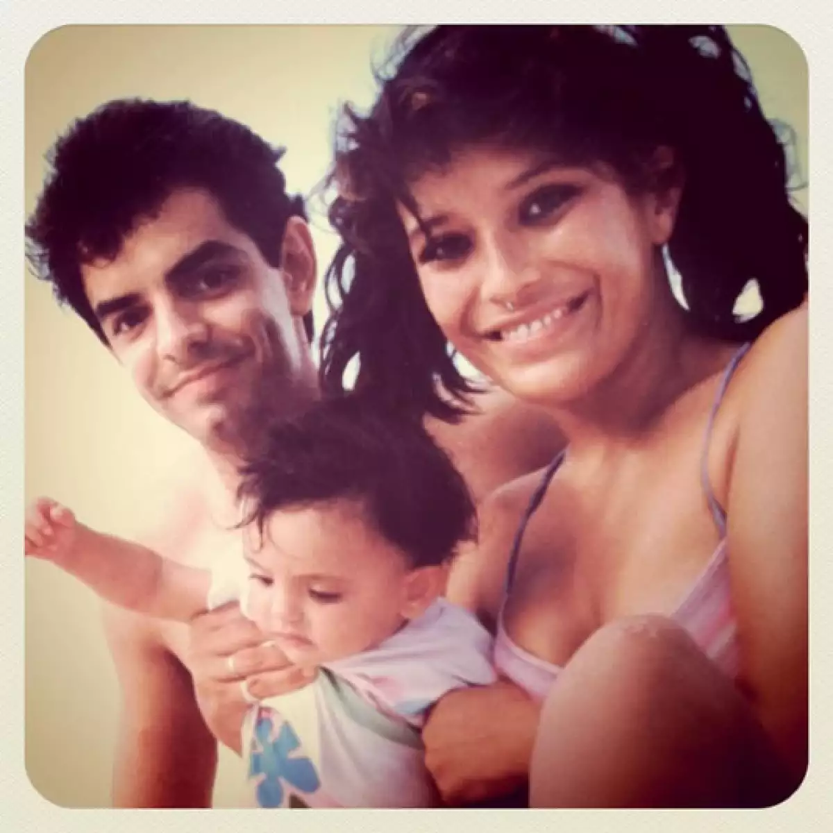 Esta es posiblemente la foto más pequeña de Aislinn Derbez, en la que aparece con sus papás Eugenio Derbez y Gabriela Michel durante unas vacaciones en Acapulco.