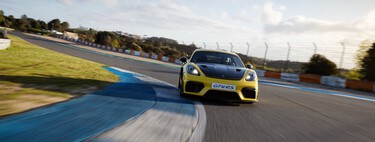 Probamos el Porsche 718 GT4 RS en circuito: 500 CV y sensaciones irrepetibles en un coche único que nos hace sentir vivos