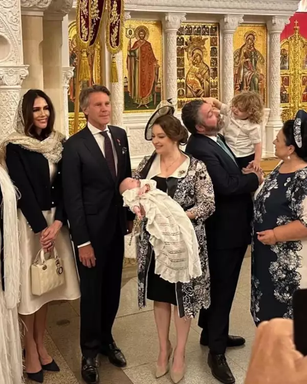adriana-abascal-debut-royal.jpg