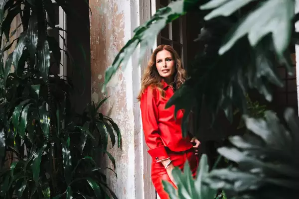 La supermodelo mexicana Elsa Benítez posa para la revista Quién
