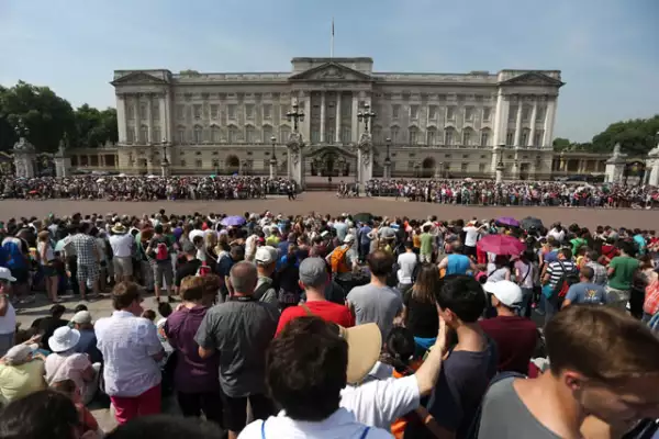 Afuera del Palacio de Buckingham.
