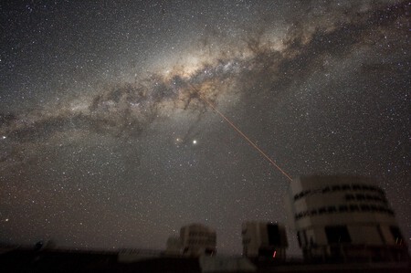 Un láser sale del telescopio VLT de ESO