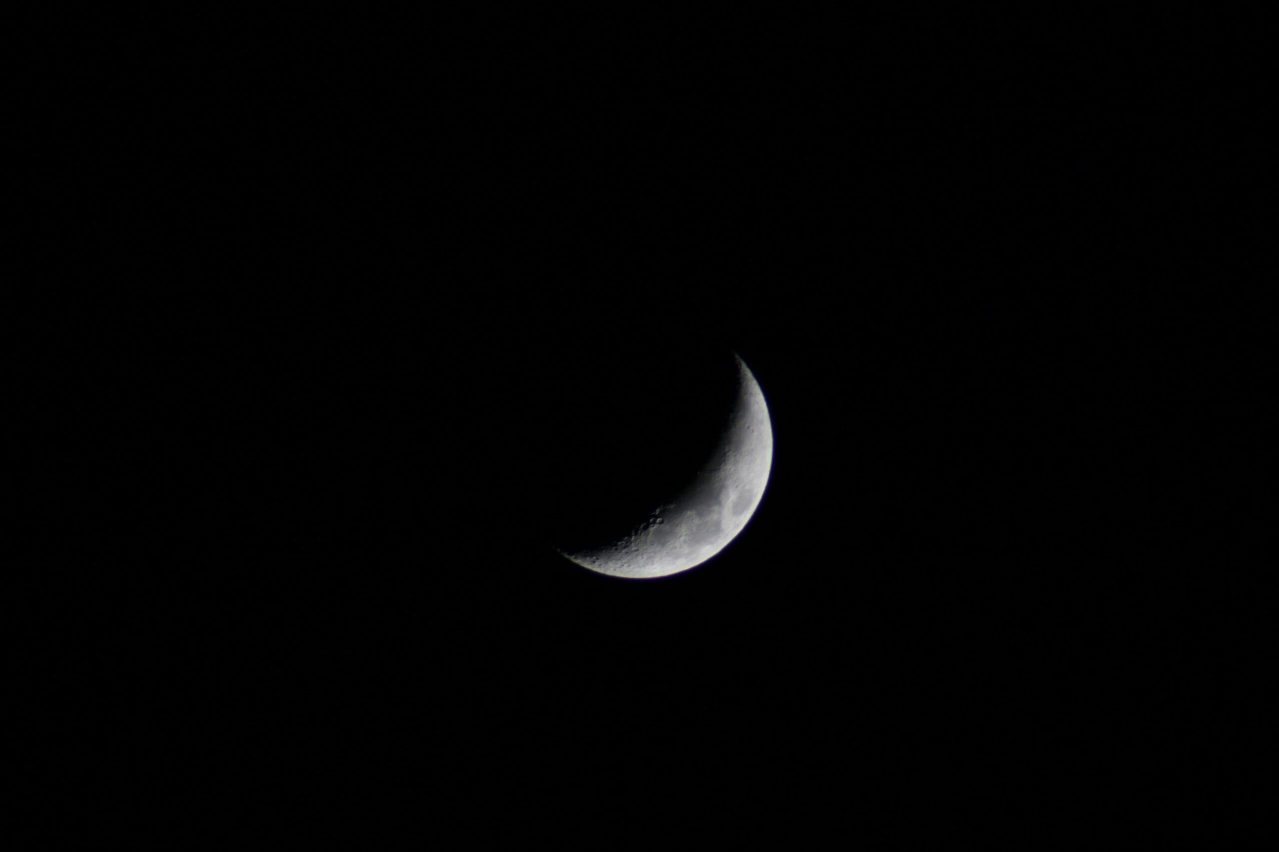 ¿Por qué no se debe cortar el pelo y uñas durante la luna menguante?
