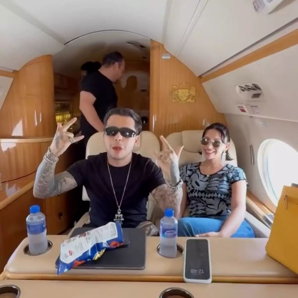 Christian Nodal y Ángela Aguilar vuelan en avión privado a Guatemala en agosto de 2025