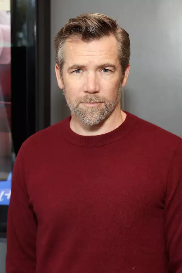 Patrick Brammall es James Carr el nuevo interés romántico de Andy Sachs interpretada por Anne Hathaway en El Diablo viste a la Moda 2